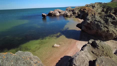 Captura-Momentos-Serenos-En-Lo-Alto-De-Acantilados-Y-Ofrece-Una-Vista-Tranquila-Del-Tranquilo-Mar-De-Azov