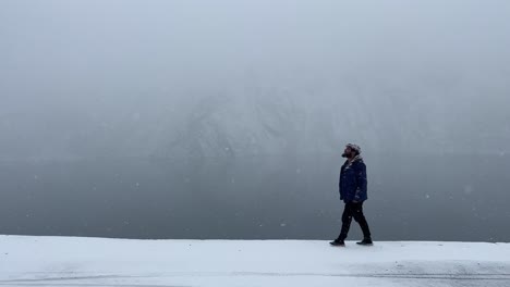 Vista-De-Perfil-Lateral-De-Una-Persona-Caminando-En-La-Nieve-En-La-Ciudad-De-Skardu,-Pakistán