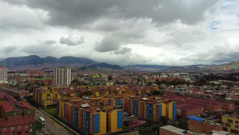 Erial-Journey:-Erkundung-Des-Viertels-Boitá-Und-Darüber-Hinaus-In-Bogotá,-Kolumbien