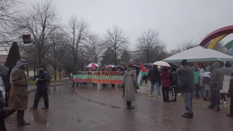 Manifestantes-Marchando-Por-Glasgow-Green-Para-El-Pueblo-De-Gaza.