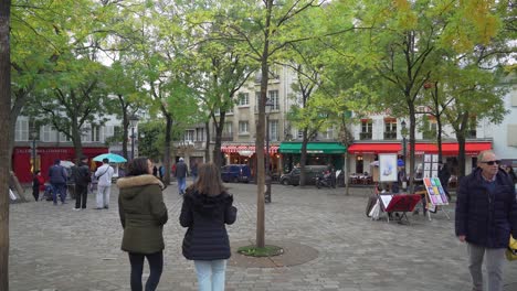 Künstler-Und-Pariser-Treffen-Sich-Am-Place-Du-Tertre-Im-Stadtteil-Montmartre