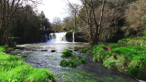 Paar-Stehen-Neben-Poulassy-Wasserfälle-Kilkenny-Irland-An-Einem-Warmen-Frühlingstag