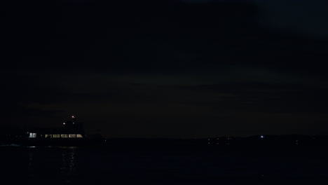 Boot,-Das-Nachts-Auf-Dem-Wasser-Vorbeifährt