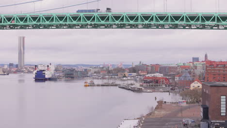 Verkehr-Auf-Älvsborgsbron-Mit-Blick-Auf-Den-Hafen-Und-Die-Skyline-Von-Göteborg-Darunter