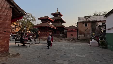 Primer-Plano-Caminando-Hacia-El-área-De-Un-Templo-En-La-Plaza-Durbar,-Katmandú,-Nepal.