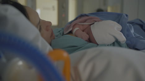 Nahaufnahme-Eines-Neugeborenen-Mit-Der-Mutter-Im-Krankenhausbett,-Hautkontakt