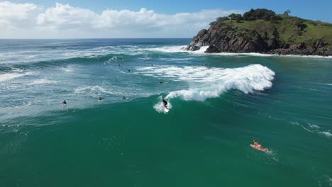 Turistas-Surfeando-En-La-Playa-De-Cabarita-En-Nueva-Gales-Del-Sur,-Australia---Disparo-De-Un-Dron