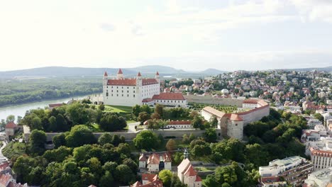 Luftaufnahme-Der-Burg-Von-Bratislava-Per-Drohne