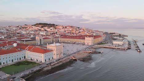 Dolly-Aéreo-A-Lo-Largo-De-Las-Riberas-Del-Río-Tajo-Para-Establecer-La-Acogedora-Plaza-De-Lisboa,-Portugal