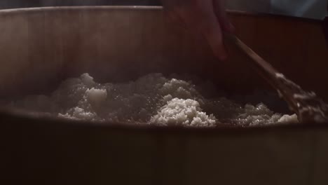 Koch-Dämpft-Reis-Auf-Traditionelle-Weise
