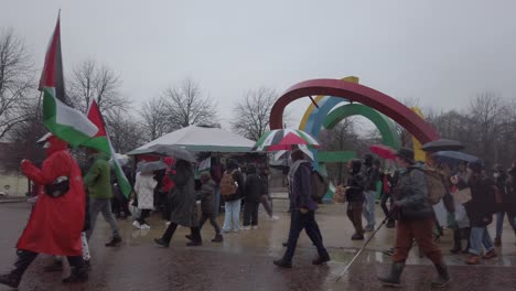 Un-Grupo-De-Manifestantes-Propalestinos-Pasando-Por-Glasgow-Green-Bajo-La-Lluvia.