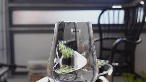 Gotas-De-Agua-Sobre-Cristalería-Transparente-Llena-Con-Reflejo