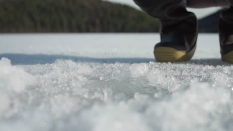 Quitar-Los-Raspaduras-Con-Una-Pala-Para-Hielo-Del-Agujero-Para-El-Hielo.