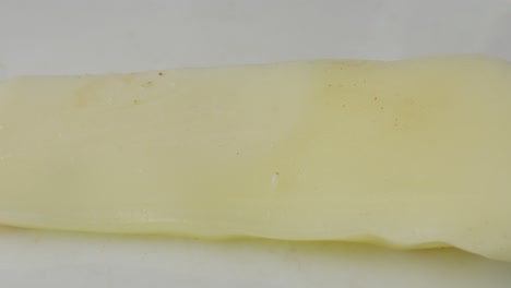 Schmelzen-Und-Brennen-Von-Mozzarella-Käse-Auf-Brot-Mit-Feuer-Aus-Lötlampe