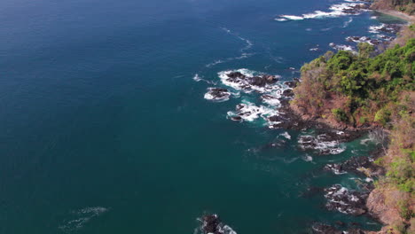 Aerial-tilting-shot-revealing-the-beautiful-Cebaco-Island-shoreline-in-Veraguas