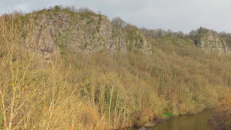 Panorama-Der-Klippen-Hinter-Laub-In-Clecy,-Normandie,-Frankreich