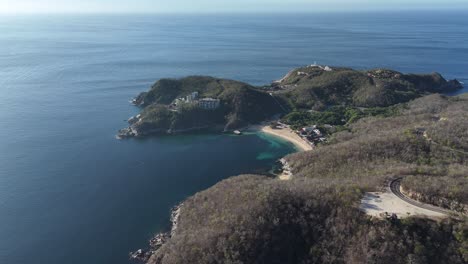 Drone-eye-view-of-Playa-La-Entrega-in-Huatulco,-Oaxaca,-Mexico