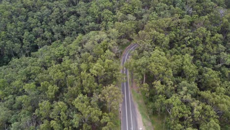 Toma-Aérea-De-4.000-Drones-De-Una-Carretera-De-Montaña-En-Australia
