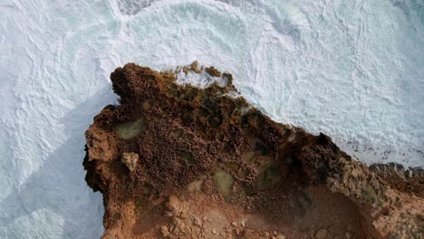 Vista-Por-Drones-De-Las-Olas-De-Aguas-Bravas-Del-Océano-Golpeando-Rocas-Costeras-Cerca-De-Elliston,-Península-De-Eyre,-Australia-Del-Sur