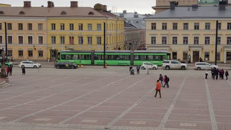 El-Nuevo-Tranvía-Pasa-Por-La-Antigua-Plaza-Del-Senado-De-Adoquines-En-Helsinki.