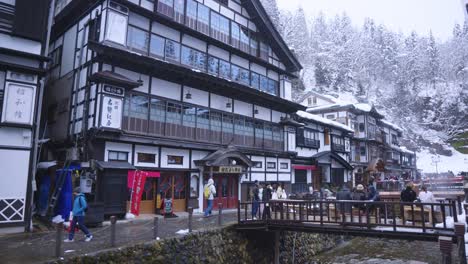 Schöne-Winterszene-In-Japan-In-Der-Heißen-Quellenstadt