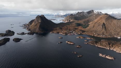 Vista-Aérea-De-La-Montaña-Segla-Sobre-El-Cielo,-Noruega-Durante-El-Verano