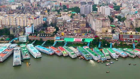 Luftbild-Des-Sadarghat-Schiffsterminals-Am-Buriganga-Fluss-In-Dhaka,-Bangladesch,-Asien,-Drohnenvideo