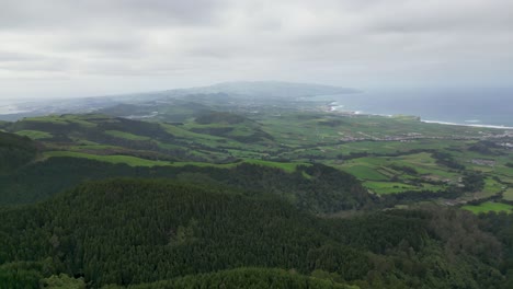 Luftaufnahme-Von-Weiden,-Waldflecken-Und-Küstenlinie-Auf-Den-Azoren-Von-São-Miguel