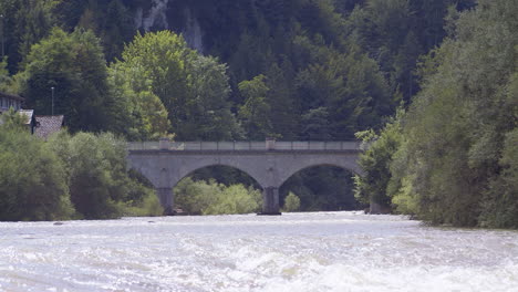 Histórico-Puente-De-Piedra-Sobre-Un-Pintoresco-Río-Bajo-El-Sol