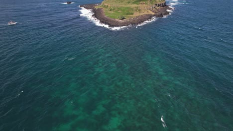 Toma-Reveladora-Inclinada-Hacia-Arriba-De-La-Isla-Cook-En-Fingal-Head,-Nueva-Gales-Del-Sur,-Australia