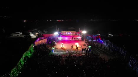 Toma-De-Drones-Hacia-Atrás-Del-Evento-De-Rally-De-Jeep-Sarfaranga-En-Skardu-Durante-La-Noche-Con-Una-Fiesta-En-Pakistán