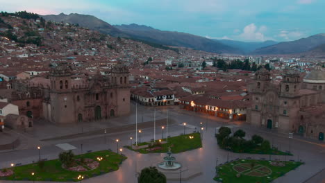Einmalige-Luftaufnahme-Der-Plaza-De-Armas-Und-Des-Historischen-Stadtzentrums-Von-Cusco-In-Der-Abenddämmerung,-Keine-Menschenmassen