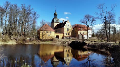 Volando-Hacia-El-Castillo-De-Lielstraupe-Desde-El-Estanque-Durante-El-Día-En-Vidzeme,-Letonia