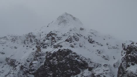Montaña-Italiana,-Pico-Que-Se-Eleva-Hacia-El-Cielo,-Adornado-Con-Un-Manto-De-Nieve-Prístina.
