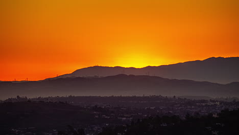 Cielo-Ardiente-Sobre-Los-Suburbios-De-Los-ángeles,-Vista-De-Lapso-De-Tiempo