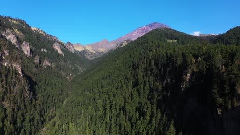 Luftaufnahme-über-Der-Schlucht-Von-Nexpayantla-Mit-Dem-Vulkan-Popocatépetl-Im-Hintergrund,-Im-Sonnigen-Mexiko