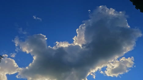 Große-Wolke,-Die-Von-Der-Sonne-Bedeckt-Ist,-Von-Der-Erde-Aus-Gesehen,-Menschliche-Perspektive-Des-Himmels,-Blaue-Skyline