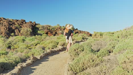 Mujer-Con-Bebé-Caminando-En-El-Parque-Nacional-Del-Teide,-Vista-Posterior