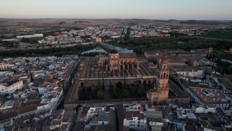 Majestätische-Luftaufnahme-Der-Moschee-Kathedrale,-Stadt-Córdoba,-Spanien-Während-Der-Goldenen-Stunde