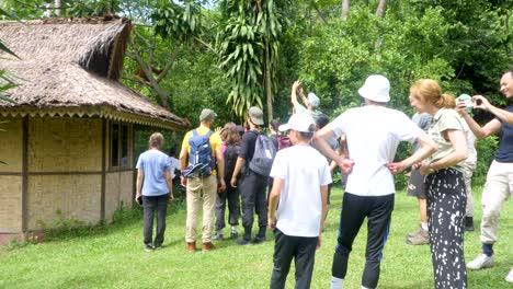 Visitantes-Y-Turistas-Observando-Orangutanes,-Reserva-De-Bukit-Lawang.