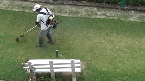 Un-Jardinero-Está-Cortando-Pasto,-Sri-Lanka