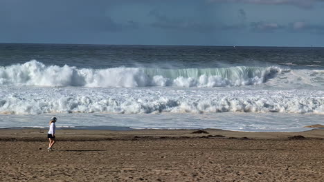 Enormes-Olas-Rompiendo-En-La-Playa-De-Manhattan,-Cámara-Lenta