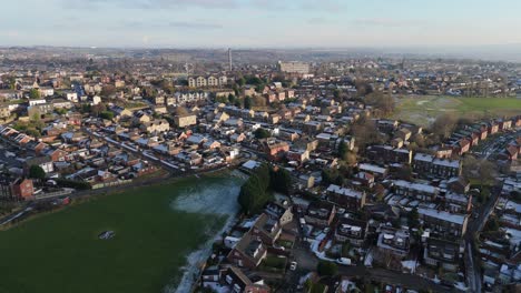 La-Vista-Invernal-Desde-Un-Dron-Captura-El-Típico-Desarrollo-De-Viviendas-Propiedad-Del-Consejo-Urbano-Del-Reino-Unido-En-Dewsbury-Moore-Council-Estate,-Con-Casas-Adosadas-De-Ladrillo-Rojo-Y-El-Yorkshire-Industrial.