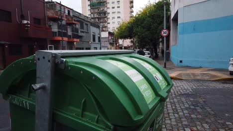 Nahaufnahme-Eines-Mülleimers-Des-öffentlichen-Dienstes-Der-Stadt-Buenos-Aires,-Auf-Den-Boden-Geworfener-Plastikmüll,-Straßen-In-Der-Innenstadt-Der-Argentinischen-Hauptstadt
