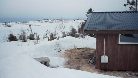 Paisaje-Nevado-Alrededor-De-La-Cabaña-De-Montaña-En-Invierno-En-Verran,-Indre-Fosen,-Noruega