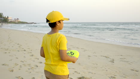 Boys-playing-frisbee-at-the-beach