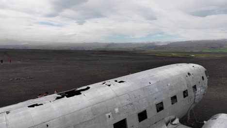 Vista-Aérea,-Restos-De-Un-Avión-Naufragado-De-La-Marina-Estadounidense-En-La-Costa-De-Islandia,-Atracción-Turística-Alrededor