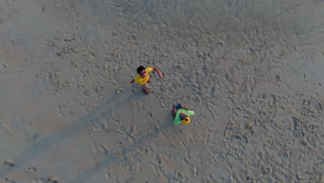 Jungs-Spielen-Mit-Einer-Drohne-Am-Strand