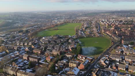 Die-Winteransicht-Aus-Der-Drohnenperspektive-Erfasst-Die-Typische-Britische-Städtische-Wohnsiedlung-Des-Dewsbury-Moore-Council-Estate-Mit-Reihenhäusern-Aus-Rotem-Backstein-Und-Dem-Industriellen-Yorkshire