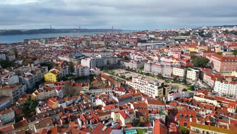 Descendiendo-Sobre-La-Histórica-Capital-De-Lisboa,-Portugal